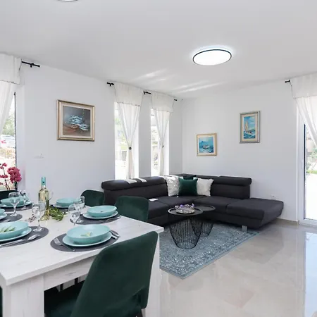 With Parking Space Podstrana, Split - 23092 بودْسْتغانا